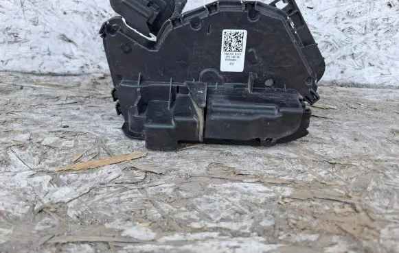 Volkswagen Taigo Front door lock 5NB837015C