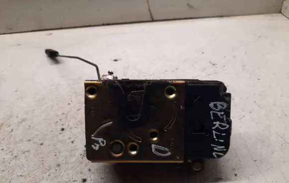 Citroen Berlingo Front door lock 4905