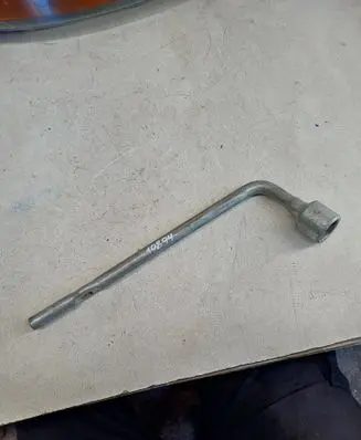 Hyundai Santa Fe Wheel nut wrench 