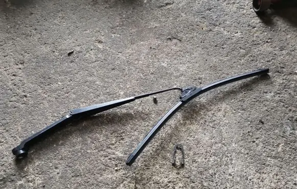 Subaru Forester SH Front wiper blade arm