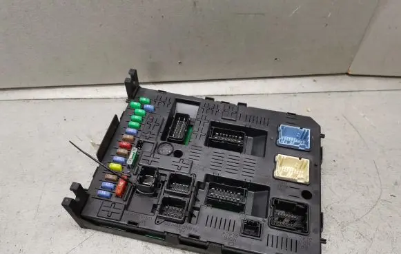 Citroen C4 I Picasso Fuse module 9664058780 28120836 28119246