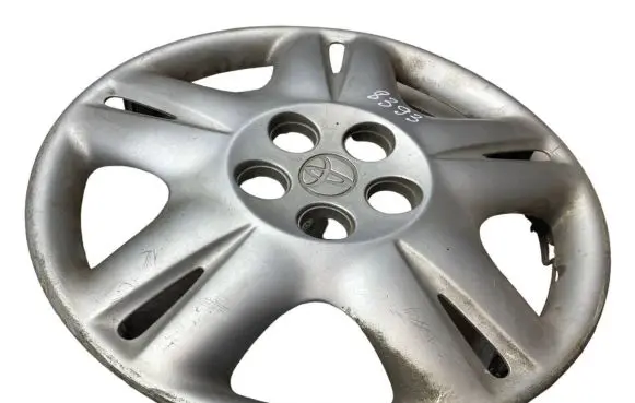 Toyota Avensis T220 R15 wheel hub/cap/trim 4260205060
