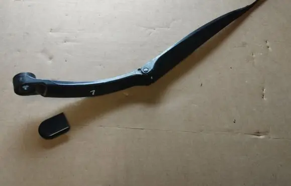 Infiniti G37 Front wiper blade arm