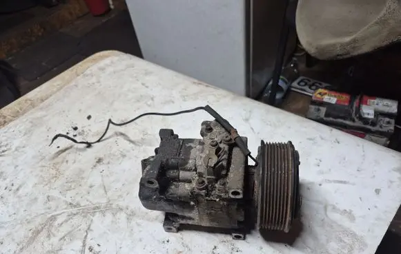 Mazda CX-7 Air conditioning (A/C) compressor (pump) B5106460