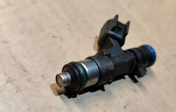 Chrysler Sebring (ST-22 - JR) Fuel injector 
