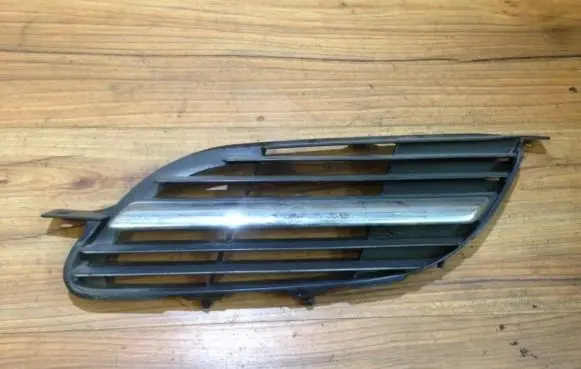 Nissan Almera Tino Front bumper lower grill 9381m010