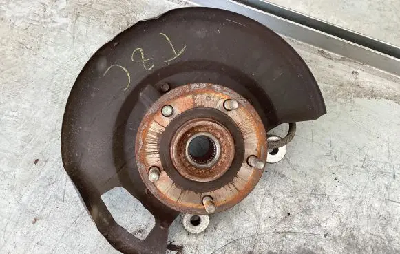 Chrysler Town & Country V Front wheel hub 04743576AB