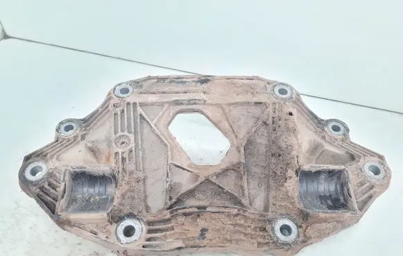 Volvo XC70 Rear differential/diff mount bracket 30639931
