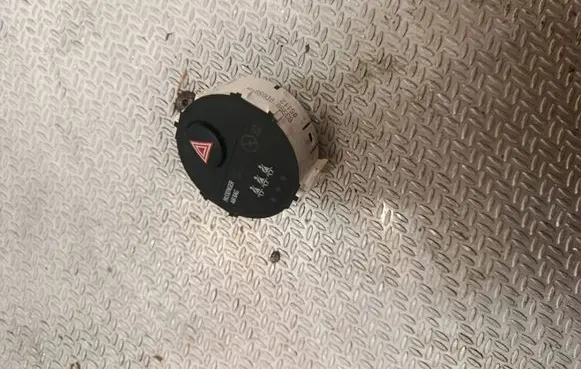 Toyota Yaris Hazard light switch 839500D050A 05112