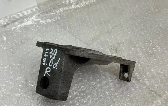 BMW 5 E39 Engine mounting bracket 6751226