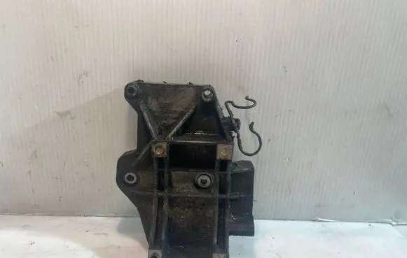 Audi A4 S4 B5 8D Engine mounting bracket 058260885