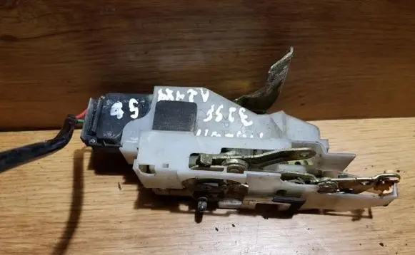 Mazda 323 F Rear door lock