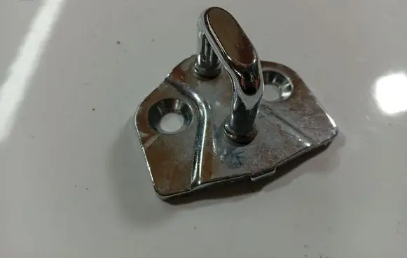BMW 7 E65 E66 Front door lock loop/hook striker 8240573