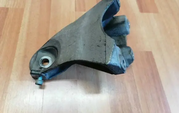 Volkswagen Touareg I Engine mounting bracket 7L6199308B 7L6199308D