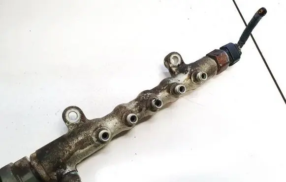 Toyota Avensis T270 Fuel main line pipe 06l01333