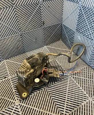 BMW 5 G60 G61 Air suspension compressor/pump 6894904