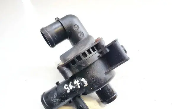 Jaguar XJ X351 Engine coolant pipe/hose c8w0a