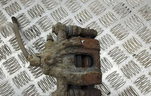Honda CR-V Rear brake caliper