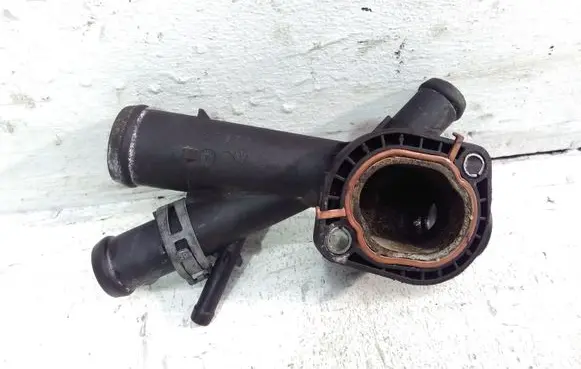 Volkswagen PASSAT B7 Engine coolant pipe/hose 03L121131AA
