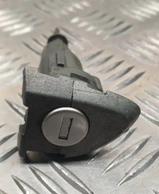 Volkswagen PASSAT B6 Front door lock (next to the handle) 3C0837167 N0502504