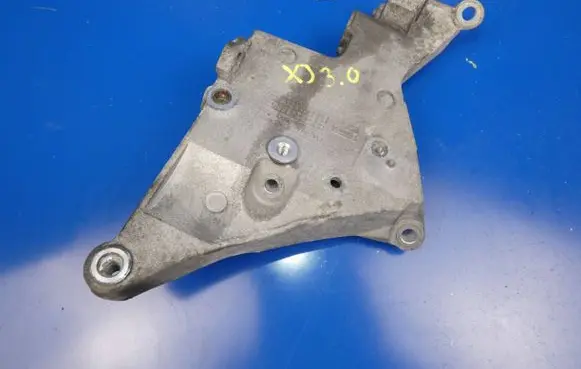 Jaguar XJ X351 Engine mounting bracket 
