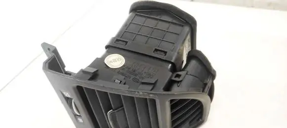 Hyundai Santa Fe Dash center air vent grill U0422548