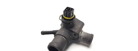 Volkswagen PASSAT B4 Engine coolant pipe/hose 028121132A