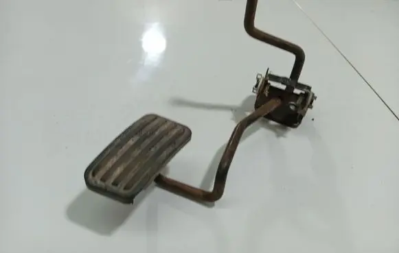 Accelerator throttle pedal