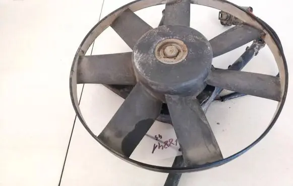 Radiator cooling fan shroud