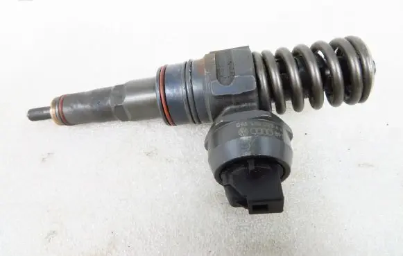 Volkswagen Golf IV Fuel injector 0414720213 038130073AQ