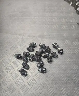 Toyota RAV 4 (XA40) Nuts/bolts