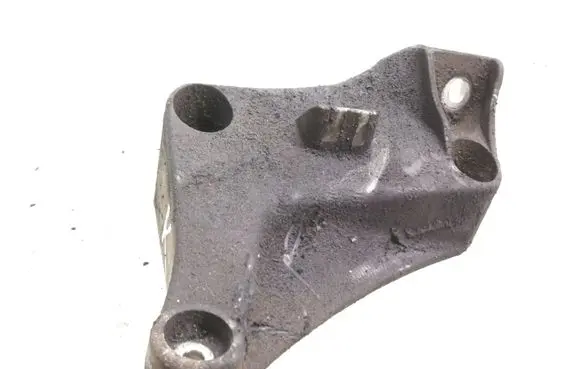 BMW 5 E39 Engine mounting bracket 6750441