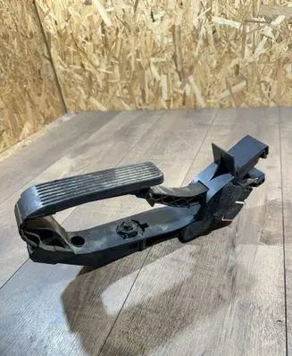 Accelerator throttle pedal