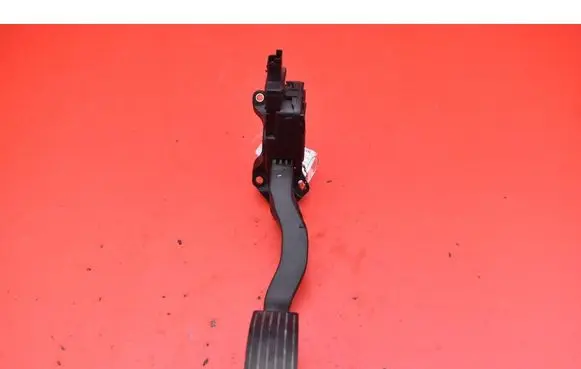 Accelerator throttle pedal