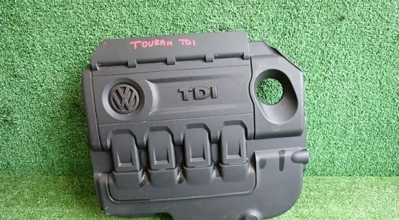 Volkswagen Touran III Engine cover (trim) 04L103925T
