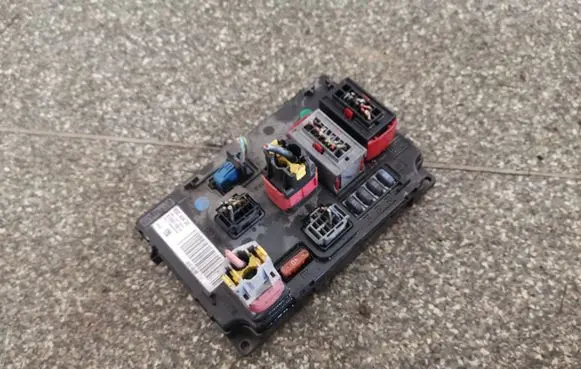 Peugeot 407 Fuse module 9656148180