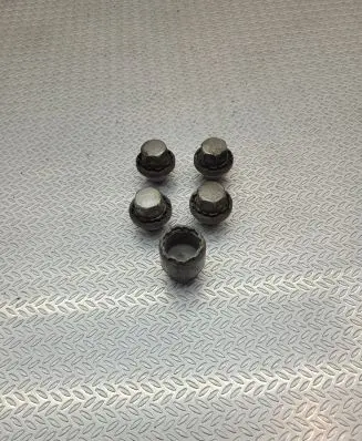 Volvo V40 Anti-theft wheel nuts and lock 