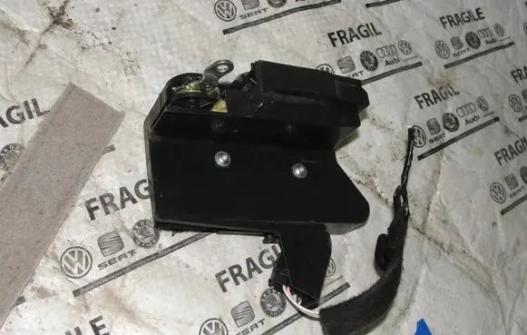 Dacia Sandero Loading door lock 