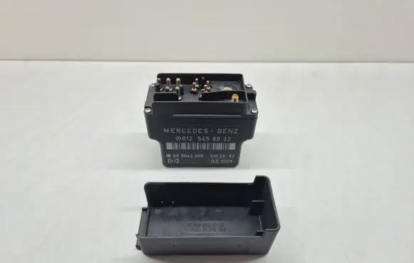 Mercedes-Benz C W202 Glow plug pre-heat relay 0125458932