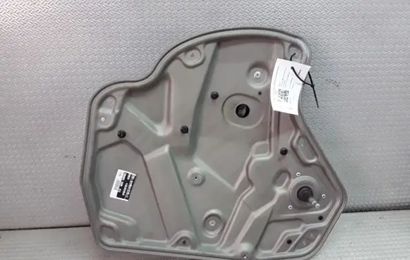 Rear door manual window regulator