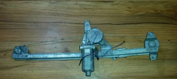 Mercedes-Benz C W202 Front door window regulator with motor 0130821637 Nenustatyta