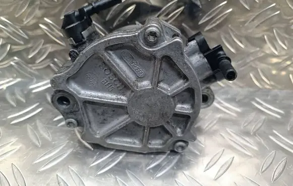 Peugeot 208 Vacuum pump 9804021880