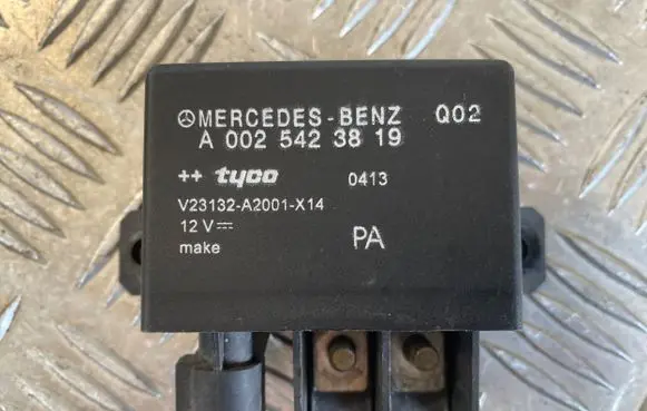 Mercedes-Benz E W211 Charging relay A0025423819 0413 V23132A2001X14