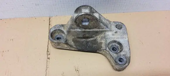 Engine mounting bracket
