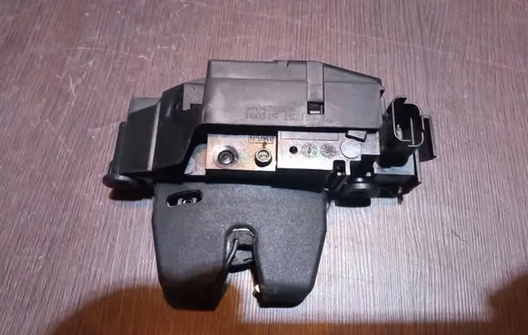 Loading door lock