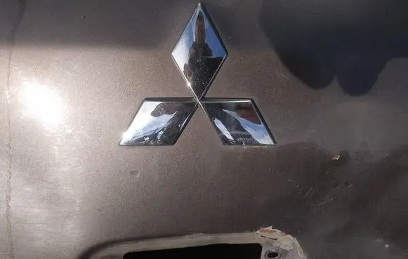 Mitsubishi Colt Manufacturer badge logo/emblem 