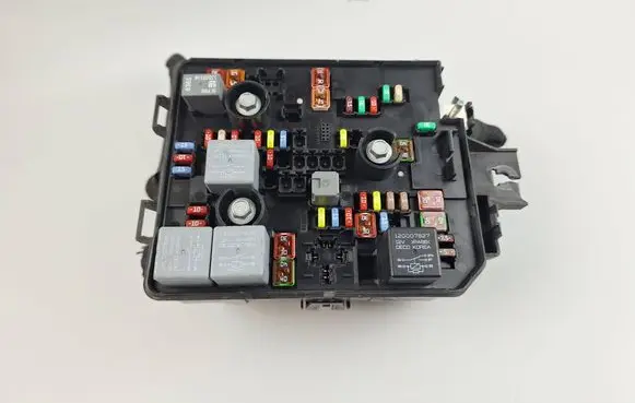 Opel Corsa E Fuse module 13430533AA