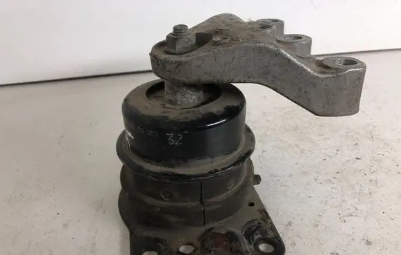 Volkswagen Polo Engine mount bracket