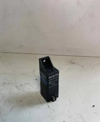 Volvo V70 Glow plug pre-heat relay 30785663 0281003047