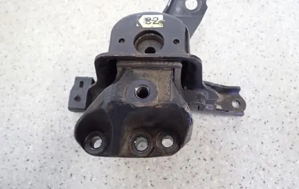 Toyota Yaris Engine mount vacuum valve 